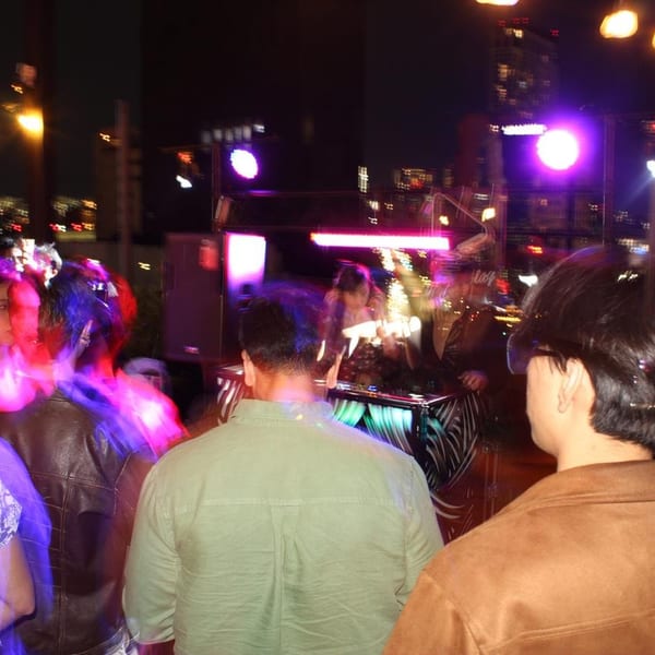 DJ en cabina iluminada